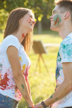 Yakışıklı olan genç ve güzel kız birbirlerine tarafından elele güzel Çift.