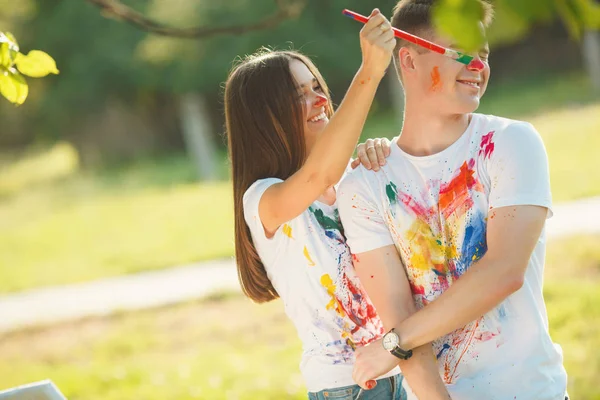 Belo casal se divertindo ao ar livre ao ar livre. Jovem e wom — Fotografia de Stock