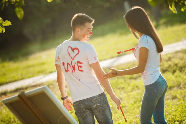 Belo casal se divertindo ao ar livre ao ar livre. Jovem e wom — Fotografia de Stock