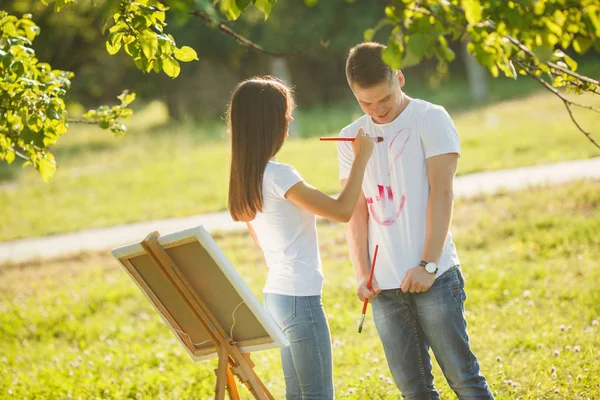 Güzel çift açık havada dışarıda eğleniyor. Genç adam ve wom