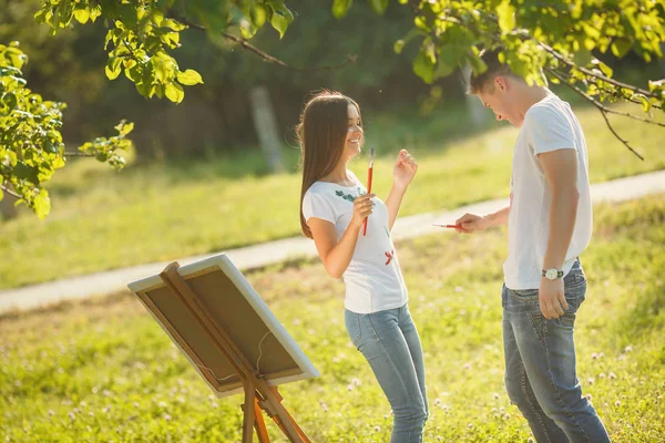 Güzel çift açık havada dışarıda eğleniyor. Genç adam ve wom