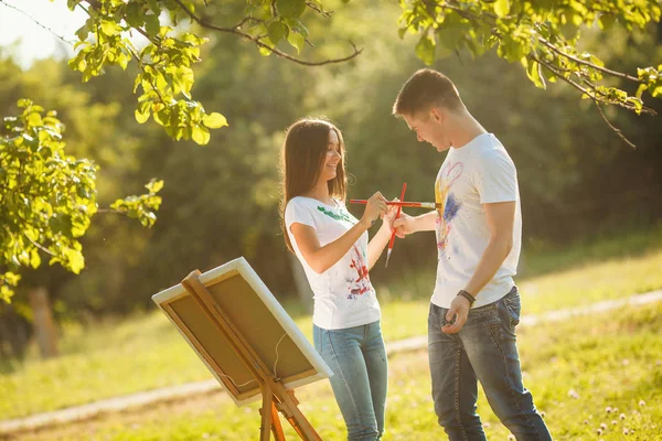 Belo casal se divertindo ao ar livre ao ar livre. Jovem e wom — Fotografia de Stock