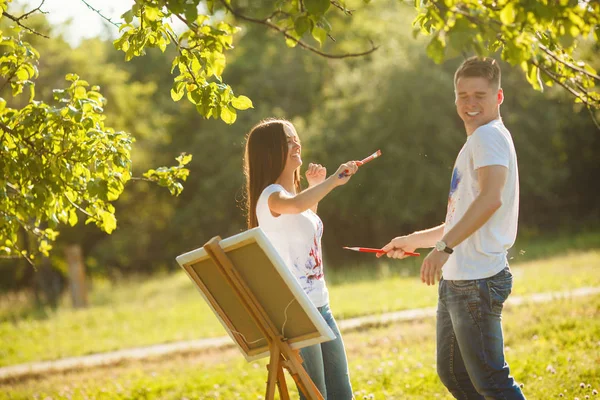 Güzel çift açık havada dışarıda eğleniyor. Genç adam ve wom