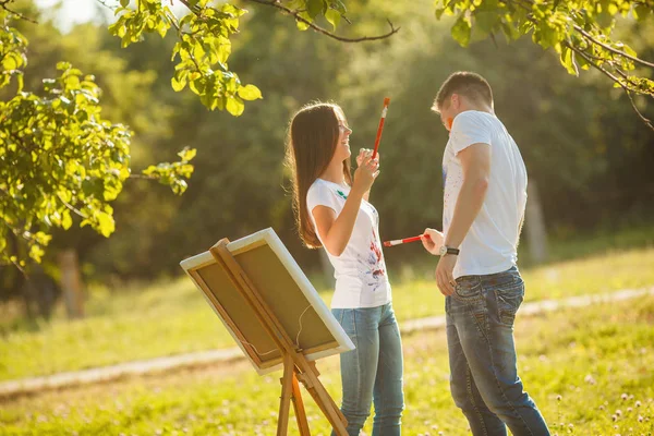 Pretty couple having fun at open air outdoors. Young man and wom — Stock Photo, Image