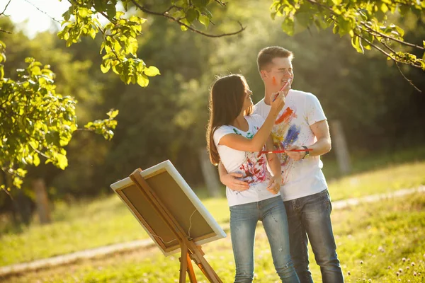 Belo casal se divertindo ao ar livre ao ar livre. Jovem e wom — Fotografia de Stock