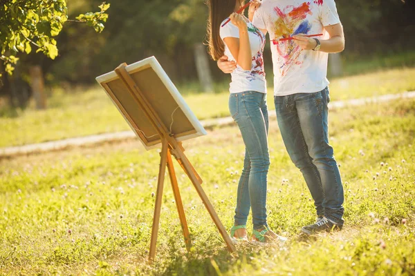 Güzel çift açık havada dışarıda eğleniyor. Tanınmayan yo