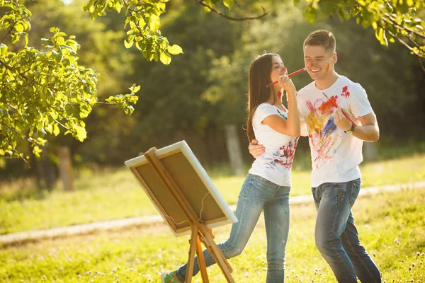 Güzel çift açık havada dışarıda eğleniyor. Genç adam ve wom