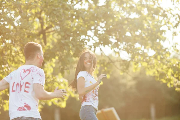 Jovem e mulher se divertindo ao ar livre. Casal bonito sorrindo um — Fotografia de Stock