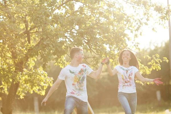 Young man and woman having fun outdoors. Pretty couple smiling a — Stock Photo, Image