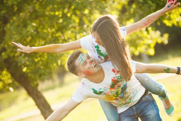 Um casal muito jovem a fazer um avião ou avião. Menina bonita um — Fotografia de Stock