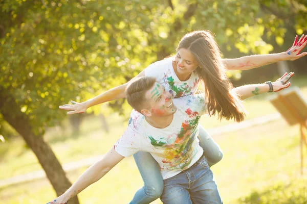 Oldukça genç bir çift bir uçak ya da uçak yapma. Güzel kız bir