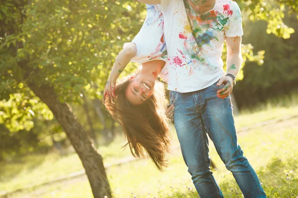 Yakışıklı adam holdind güzel kız sırılsıklam. Güzel Çift 