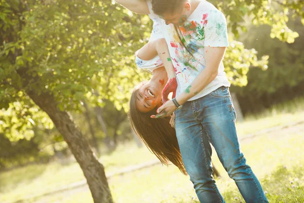 Yakışıklı adam holdind güzel kız sırılsıklam. Güzel Çift 