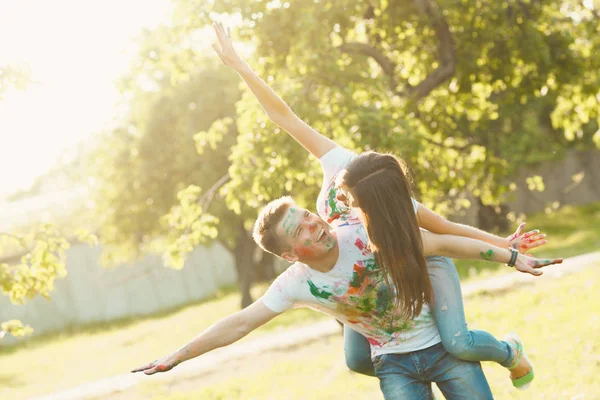 Oldukça genç bir çift bir uçak ya da uçak yapma. Güzel kız bir