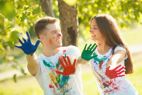 Гарненька хлопчик і дівчинка голиться їх пофарбована квартира або руки або р — стокове фото