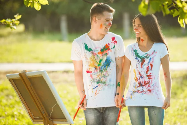 Homem bonito e mulher bonita xale seu colorido pintado — Fotografia de Stock