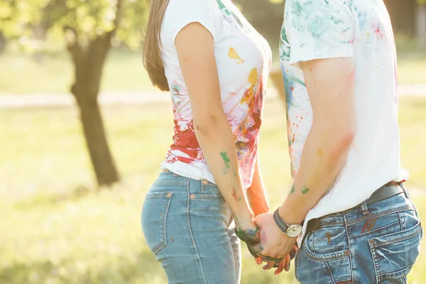 Tanınmayan erkek ve kadın shawing onların boyalı renkli t-sh