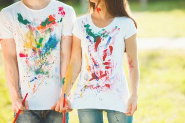 Tanınmayan erkek ve kadın shawing onların boyalı renkli t-sh