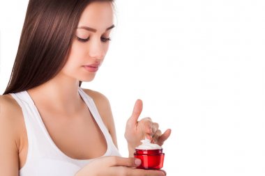 Mükemmel cilt yüz kremi ile bir tüp tutan güzel kadınla. Y