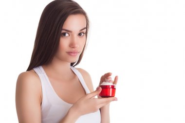 Mükemmel cilt yüz kremi ile bir tüp tutan güzel kadınla. Y