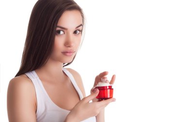 Mükemmel cilt yüz kremi ile bir tüp tutan güzel kadınla. Y