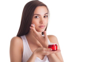 Mükemmel cilt yüz kremi ile bir tüp tutan güzel kadınla. Y