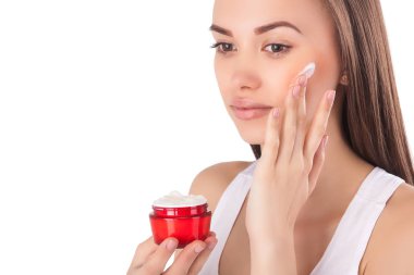 Mükemmel cilt yüz kremi ile bir tüp tutan güzel kadınla. Y
