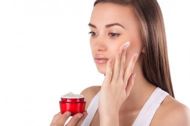 Mükemmel cilt yüz kremi ile bir tüp tutan güzel kadınla. Y