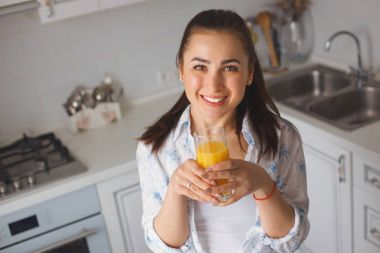 Mutfak temiz pu bardak ile at duran genç güzel kadın