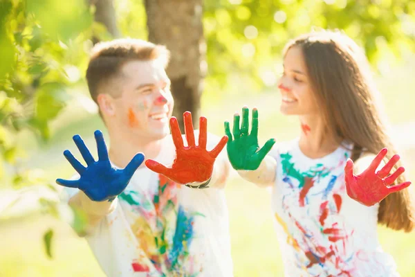 Гарненька хлопчик і дівчинка голиться своїми пофарбованими руками або пальмами до — стокове фото