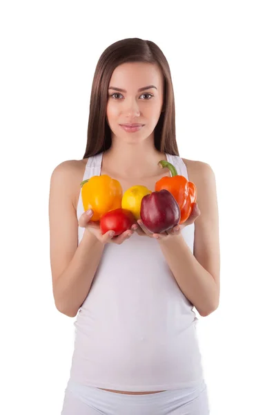Hermosa mujer sana y joven sosteniendo verduras frescas y f — Foto de Stock