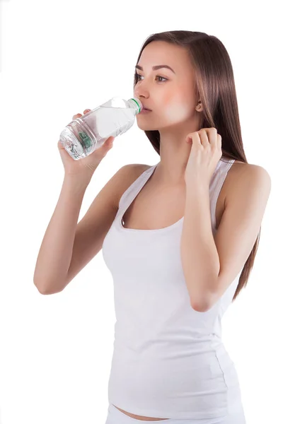 美しい健康的な少女の純粋なきれいな水のボトルを飲む — ストック写真