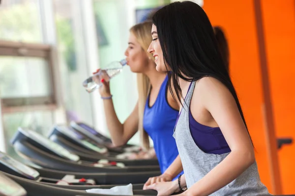 Un grupo de hermosas chicas en buena forma corriendo en el trea — Foto de Stock