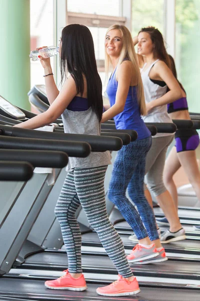 Un grupo de hermosas chicas en buena forma corriendo en el trea — Foto de Stock