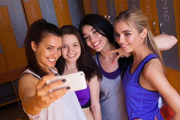 Um grupo de garotas bonitas fazendo selfie no telefone celular ou — Fotografia de Stock