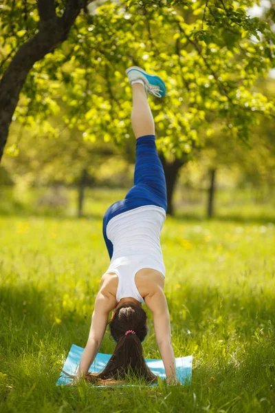 Chica joven haciendo ejercicio al aire libre. Hermosa mujer haciendo pilates , — Foto de Stock