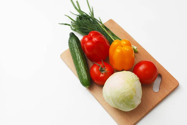 Zelenina salát vaření na samostatný pozadí. Čerstvé tomat — Stock fotografie