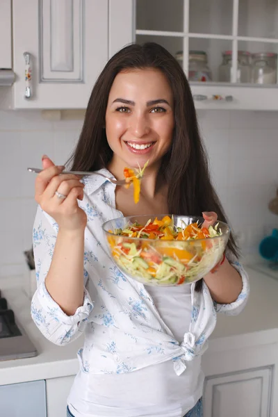 Hermosa mujer sana y joven sosteniendo verduras frescas y f — Foto de Stock