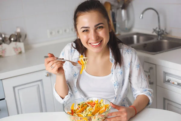 Νεαρή όμορφη γυναίκα μαγείρεμα σαλάτα στην κουζίνα. Όμορφο κορίτσι — Φωτογραφία Αρχείου