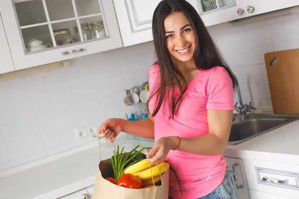 Mulher muito jovem com enorme saco de frutas e legumes frescos . — Fotografia de Stock