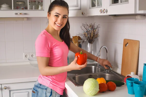 Jovem bela mulher cozinhar salada na cozinha. menina bonita — Fotografia de Stock