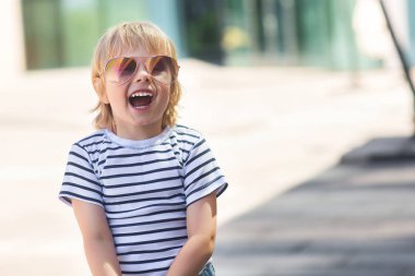 Paten boyutunda bir tahta üzerinde çok güzel bir çocuk. Açık havada duygusal çocuk. Şirin