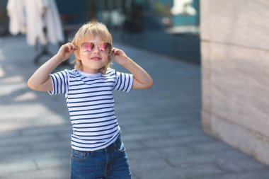 Paten boyutunda bir tahta üzerinde çok güzel bir çocuk. Açık havada duygusal çocuk. Şirin