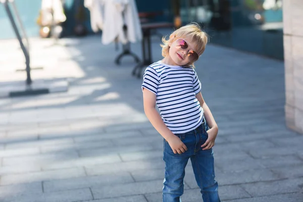 Um rapazinho bonito num skate. Miúdo emocional ao ar livre. Bonito. — Fotografia de Stock