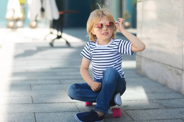 Dość mały chłopiec na pokładzie skate. Emocjonalne dziecka na zewnątrz. Ładny — Zdjęcie stockowe