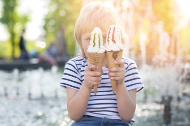 Dondurma yeme çok şirin ufaklık. İki ICEC sevimli çocukla