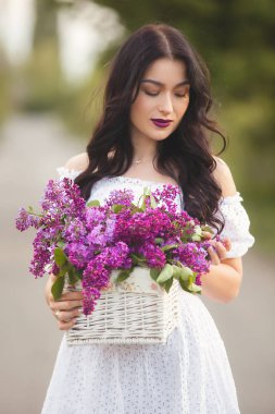 Güzel kız açık havada. Lila buket ile genç ve güzel kadın
