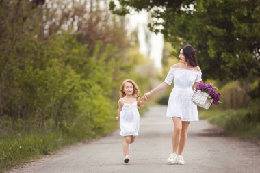 Genç güzel anne ve küçük kızı birlikte eğleniyor. 
