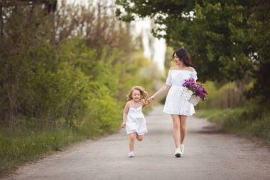 Genç güzel anne ve küçük kızı birlikte eğleniyor. 