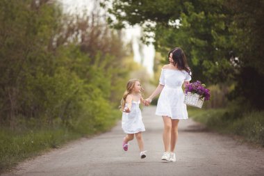 Genç güzel anne ve küçük kızı birlikte eğleniyor. 